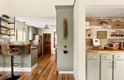 Blue Jay House | 🌲Cabin in the Pines🌲 Outdoor Soaking Tubs, Firepit, Arcade Room