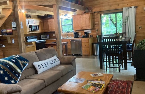 Kansas Cabin | CABIN IN THE WOODS - Quiet, secluded yet close to activities!