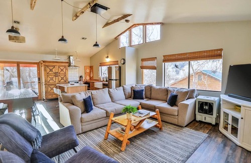 Glendale Cabin | Cabin located near Zion and Bryce! Southern Utah Stargazing Dream! Hot Tub!