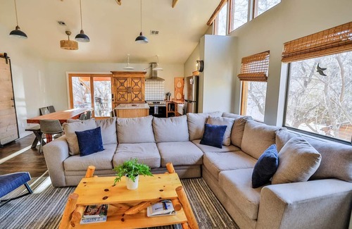 Glendale Cabin | Cabin located near Zion and Bryce! Southern Utah Stargazing Dream! Hot Tub!