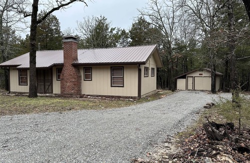 Elizabeth Cabin | Cabin Rental - Lake Norfork - Mountain Home, Arkansas - 3 minute walk to lake!
