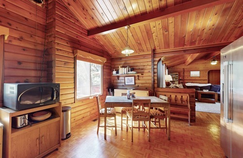 Burnt Ranch House | Cabin Retreat with river view, private pool & wood stove