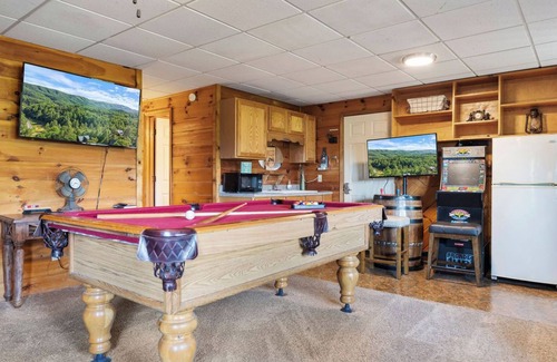 Pigeon Forge Cabin | Cabin w/GameRm + Hot Tub & Dollywood Fireworks