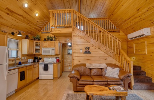 Heber Cabin | Cabin w/loft, private hot tub, and star-gazing deck! Sleeps 6!