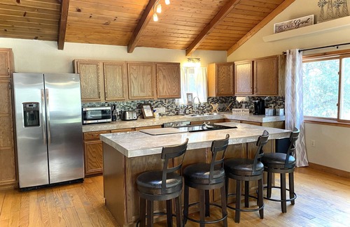 Payson Cabin | Cabin w/Outdoor Fun! Firepit, Playset, BBQ & More