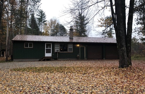 Ingalls House | Cabin with bar area and pool table-located in Stephenson, MI
