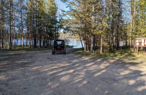 Ingalls House | Cabin with bar area and pool table-located in Stephenson, MI