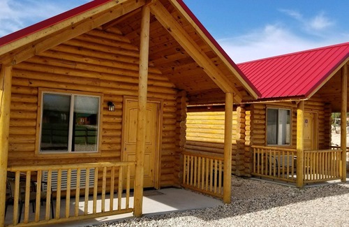 Tropic Cabin | Cabin with King Bed at Bryce Canyon Log Cabins