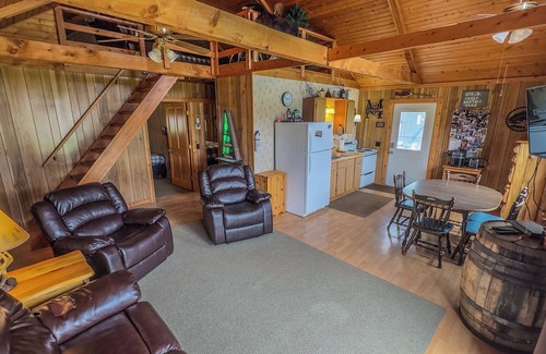 Butternut Cabin | Cabin with private dock and large yard space!