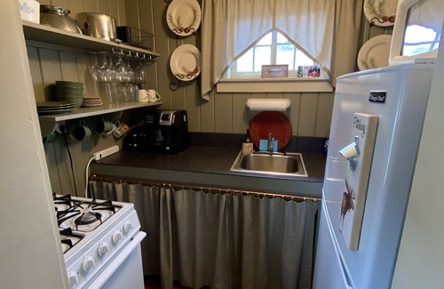 Pittsburg Cabin | Cabin with Snowmobile and ATV Trail Access