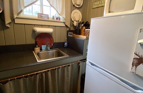 Pittsburg Cabin | Cabin with Snowmobile and ATV Trail Access