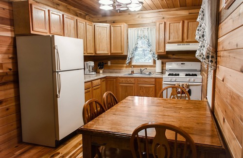 Ansted Cabin | Cabins close to NR Gorge with hot tub & fireplace at best area prices