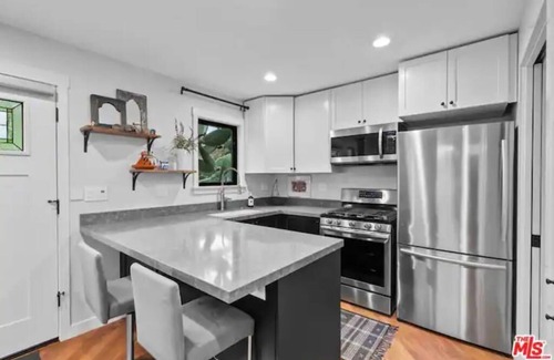 Lake Balboa Apartment | Cactus Flower Bungalow