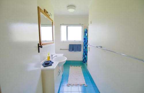 Burnt Pine House | Cadel's Cottage WITH FREE UNLIMITED HIGH SPEED INTERNET