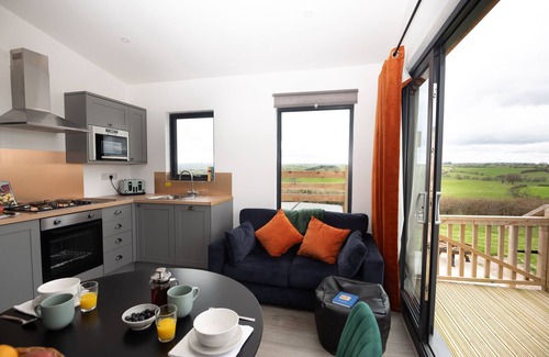 Llanfair Caereinion Cottage | CAE BEDW, pet friendly, with hot tub in Llanfair Caereinion
