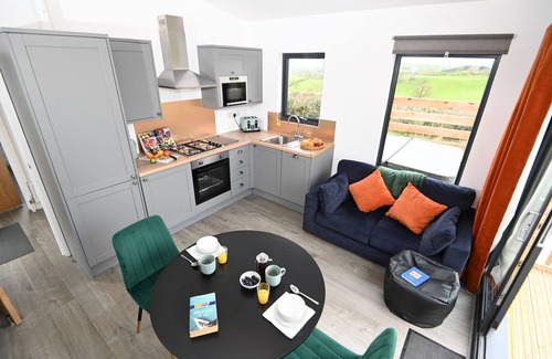 Llanfair Caereinion Cottage | CAE BEDW, pet friendly, with hot tub in Llanfair Caereinion