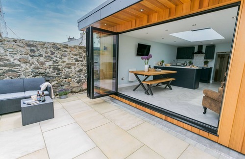 Newborough Cottage | Cae Coch - a dog that sleeps 6 guests in 3 bedrooms