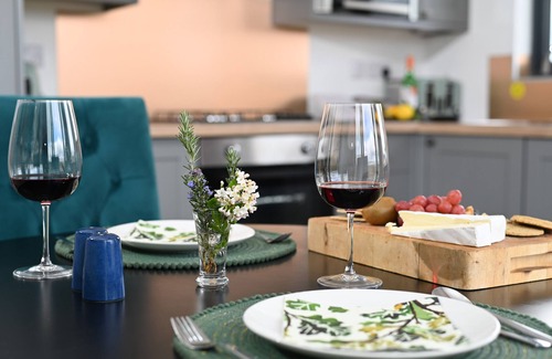 Llanfair Caereinion Cottage | CAE DAFADD, romantic, with hot tub in Llanfair Caereinion