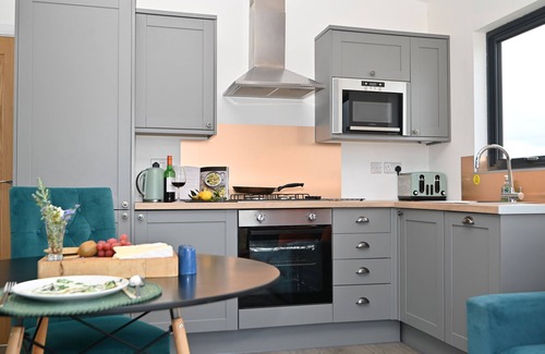 Llanfair Caereinion Cottage | CAE DAFADD, romantic, with hot tub in Llanfair Caereinion