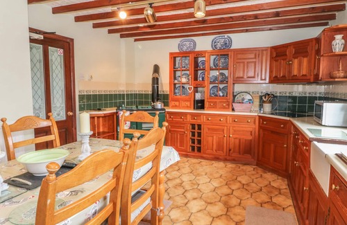 Bodffordd Cottage | CAE GLAS, family friendly, with open fire in Llangefni