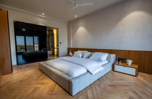 Mandvi Villa | Cahaya - Beachouse 4BHK Villa with Jacuzzi & Home Theatre, 7 minute walk to the beach