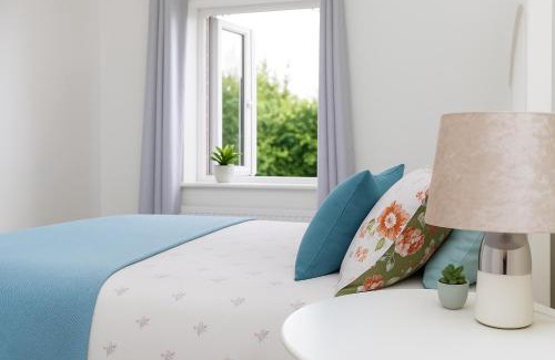 Stanley House | Calder Canal by Alt-Stay - Peaceful 3 Bed Canal Side Cottage Contractor and Relocation Accommodation Wakefield with Stunning Views, Parking, Kitchen, Laundry, Smart TV and Wi Fi - Weekly and Monthly Rates