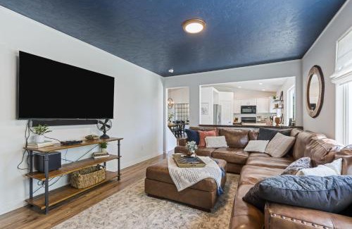 Caldwell House | Caldwell Lux Getaway! Large Family Friendly Home
