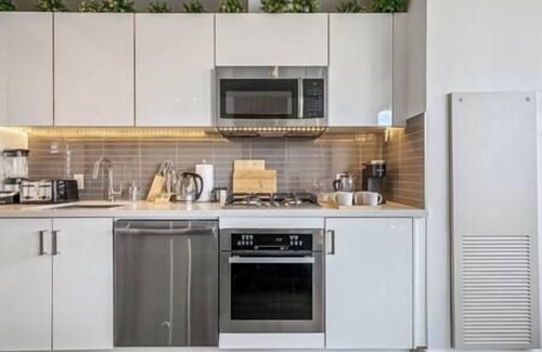 Connaught Apartment | Calgary Tower View | Central DT | Gym | Pool