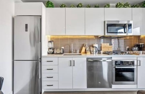 Connaught Apartment | Calgary Tower View | Central DT | Gym | Pool