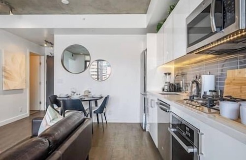 Connaught Apartment | Calgary Tower View | Central DT | Gym | Pool