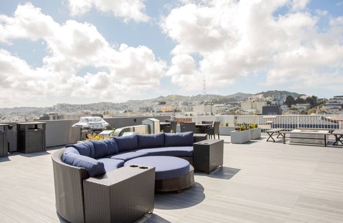 Civic Center Apartment | Calm Hayes Valley Studio w/Rooftop, W/D, 1 min to BART by Blueground