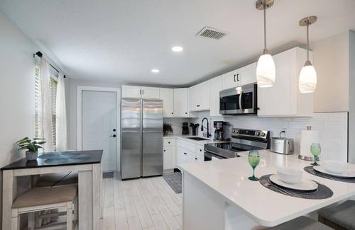 Bayshore Gardens House | Calm Sunset: Sleep 12, Renovated