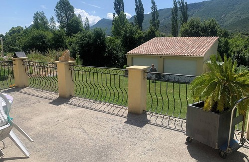 Les Omergues Cottage | Calme, Verdure et vue sur la Montagne de Lure