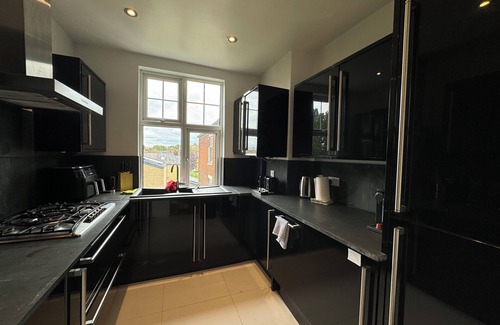 Brixton Hill Apartment | Calming 3BD Retreat, Brixton Hill