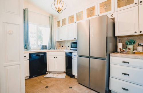 South Natomas House | Calming Coastal Oasis 3-bed 2-bath near central Sacramento, EV charger