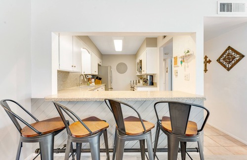 Carefree Condo | Calming condo with pool, fireplace, fast WiFi & W/D - golf nearby