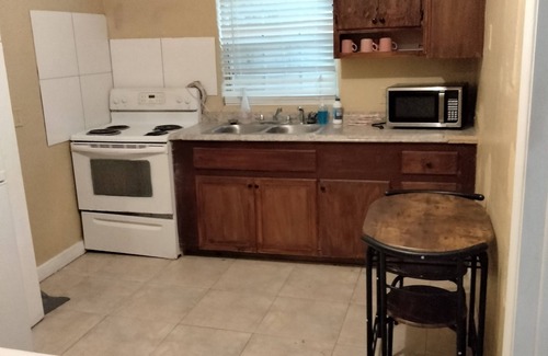 Alice Town Apartment | Camada Apt. "Jus Chillin" 2/2 Sleeps 5nLive among the friendly people