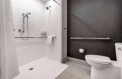 Old West Broad Neighborhood Hotel | Cambria Hotel Savannah Downtown Historic District