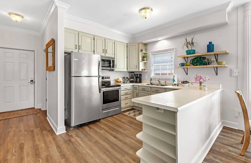 Fairhope Apartment | Camellia at Jubilee Suites Bed & Breakfast. 2K/2B.