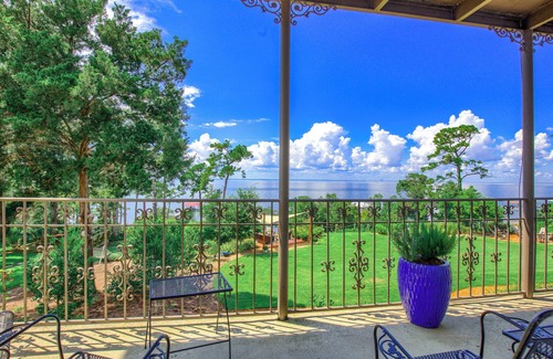 Fairhope Apartment | Camellia at Jubilee Suites Bed & Breakfast. 2K/2B.