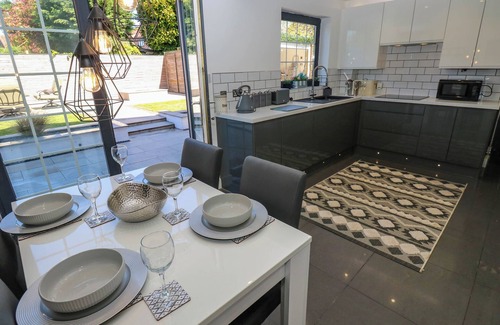 Carlton Cottage | CAMELLIA HOUSE, pet friendly, with a garden in Carlton, Goole