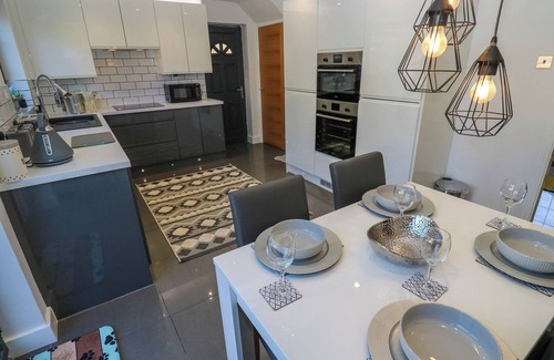 Carlton Cottage | CAMELLIA HOUSE, pet friendly, with a garden in Carlton, Goole