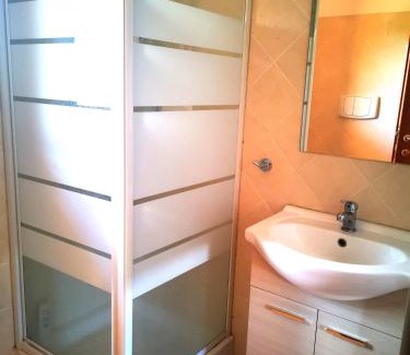 Zona XI San Vittorino Villa | Camera con bagno in Villa