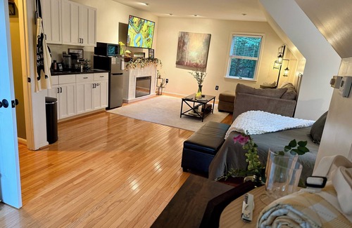 Lovettsville Apartment | Camp Nelson Wooded Mountainside Retreat