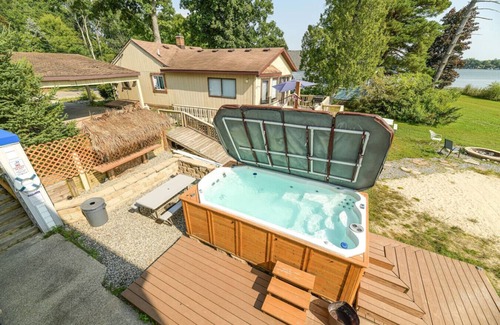 Grand Rapids Cottage | Campau cottage 1 bed · Lakefront hot swim pool spa cottage