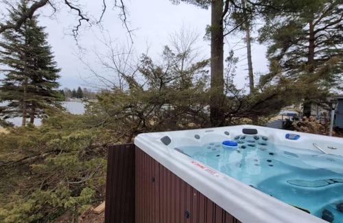 Alto House | Campau Lake Sunny Days, King Bed hot tub, boat, kayak Lakefront