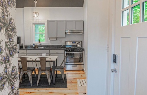 Lincoln Park House | Campfire Cottage: Fireplace, fire pit & no chores!
