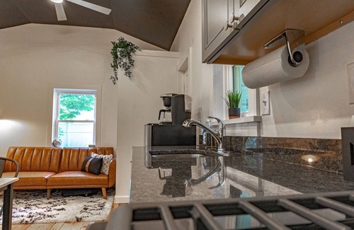 Lincoln Park House | Campfire Cottage: Fireplace, fire pit & no chores!