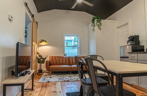 Lincoln Park House | Campfire Cottage Fireplace, fire pit & no chores!
