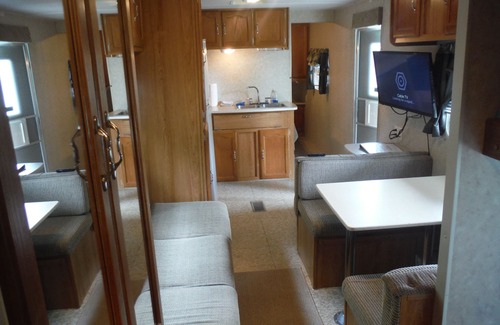 Sesser RV Rental | Camping with out the hassle! Smart TV and 50 Mbps Wi-Fi!